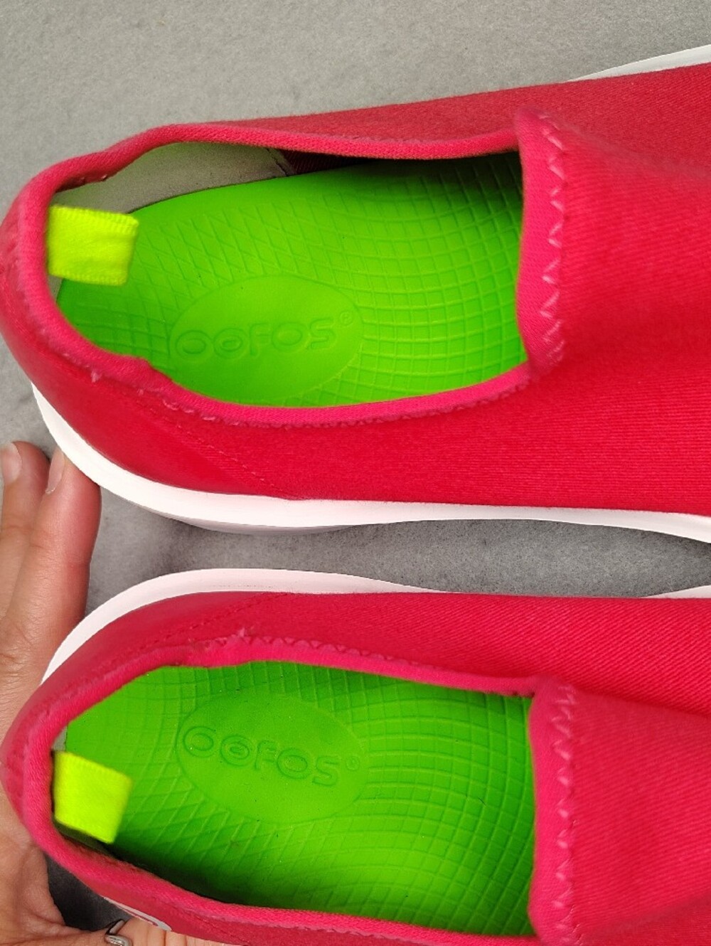 OOFOS OOmega eeZee Low Canvas Slip-On Neon Berry Size 8 - Picture 8 of 9